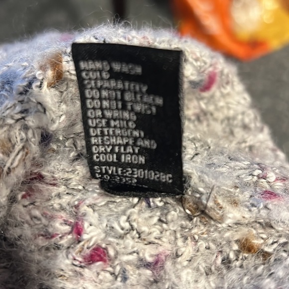 𝅺cliche. Long sleeve  sweater size medium - Picture 10 of 10